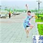 嘟噜肥肉不穿衣“芙蓉姐姐”不满“雷人坊”塑像(组图)