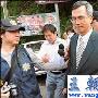 绿营烧五星红旗 围攻佩“广东公安”领带夹警官！