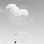 伞兵战车从天降：中国空降突击群演练夺控机场