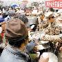 组图：解放军野战炊事车保障灾区群众饮食