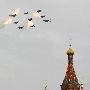 组图：俄罗斯阅兵预演强大机群飞越红场