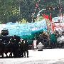 中国装甲车在泰国显神威:红衫军就这样被打败了!