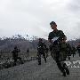 新疆喀什军分区考核边境防范偷袭等科目[图]
