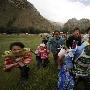新疆军区陆航旅动用米-17直升机救援山谷灾民(2)