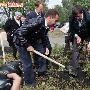 俄总统总理争秀亲民形象 挖土豆无获