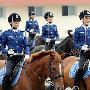 大连女骑警配新马刀 横刀立马展英姿[图]