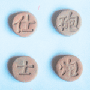 一盘陶质象棋