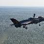 美国F-35B型联合攻击战斗机海上试飞