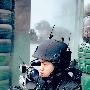 “恐怖分子”逼出“拐弯枪”武警特战分队反恐训练考核出现新装备