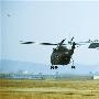 我军新型运输直升机首批列装首飞