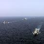 中国海军首批护航编队在亚丁湾为中国商船护航