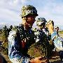 南海蛟龙冲霄汉 伞花绽放白云间军报记者跟机实拍直升机跳伞训练