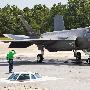 美国F-35C海军舰载型战斗机进行陆基弹射起飞实验