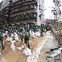 郑州一工地塌陷威胁居民楼 部队官兵紧急抢险
