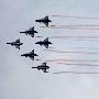 空军八一飞行表演队在山东潍坊举行飞行表演