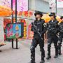 成都黑豹女子特警队员持95步枪92式手枪上路巡逻