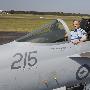 马晓天上将访问澳大利亚 体验F18战机座舱