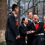 军营瞬间：退伍男兵与女教导员拥别