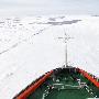 中国“雪龙”号穿越密集浮冰区进入南极圈