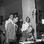 实拍1945年日本本州岛日军向美军投降交出指挥刀