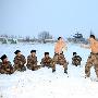 新疆军区：新兵体魄强健 雪地赤膊散打激情澎湃
