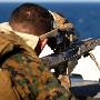 美海军第24陆战队远征部队狙击手在战舰上练射击