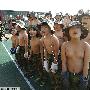 高清：韩国中小学生数九寒天赤膊冬训