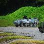 台湾军工自研最新型云豹步战车演示机动能力两辆云豹战车进行战术演示