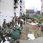 郑州一工地塌陷威胁居民楼 部队官兵紧急抢险