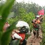 丹江口水库泄洪漫堤 武警荆门支队官兵紧急排险抢险排险中，党员干部们冲在最前面。
