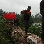 丹江口水库泄洪漫堤 武警荆门支队官兵紧急排险官兵们在泥泞中搬运沙包，抢筑子堤。 