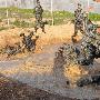 我海防连模拟战场环境训练士兵负重射击能力格斗训练
