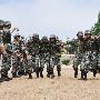 我海防连模拟战场环境训练士兵负重射击能力士兵们协同训练