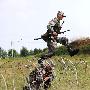 我海防连模拟战场环境训练士兵负重射击能力协同训练