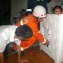 三岁女童爬入洗衣机 消防队员拆机救人