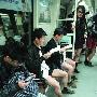 广州20余男女地铁内"不穿裤子"宣环保