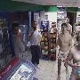 英国裸奔者冲进商店 店员被吓哭(图)