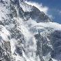 从 K2 大本营所见 布洛特峰 的雪崩 (摄于 26-06-2004)