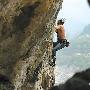 重庆选手挑战天然岩壁女的爬得比男的快[组图]