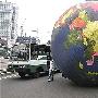 印尼环保主义者把“地球”推上首都雅加达街头[组图]