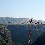 男子在大峡谷高空钢丝上表演俯卧撑(组图)