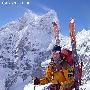 瑞士牛人再次挑战世界三大高峰极限滑雪[图]