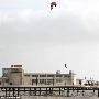 英国码头上演惊险高空风筝冲浪 升空12米[图]