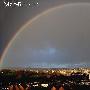绚烂美丽的瞬间 英国小镇暴雨后迎来壮观彩虹