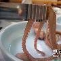 勇敢大餐！韩国人喜欢生吞活章鱼(图)