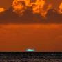 游客实拍日本冲绳海平面日落时分出现神奇绿光(图)