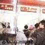 南宁火车站退票窗口排长队 旅客为省手续费卖车票