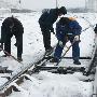 佳木斯站职工以雪为令确保雪天进出站客货列车安全