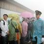 梵净山突降大雨，游客疏导秩序井然