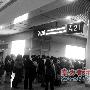 广珠轻轨站外抛锚 信息系统故障致列车进不了站